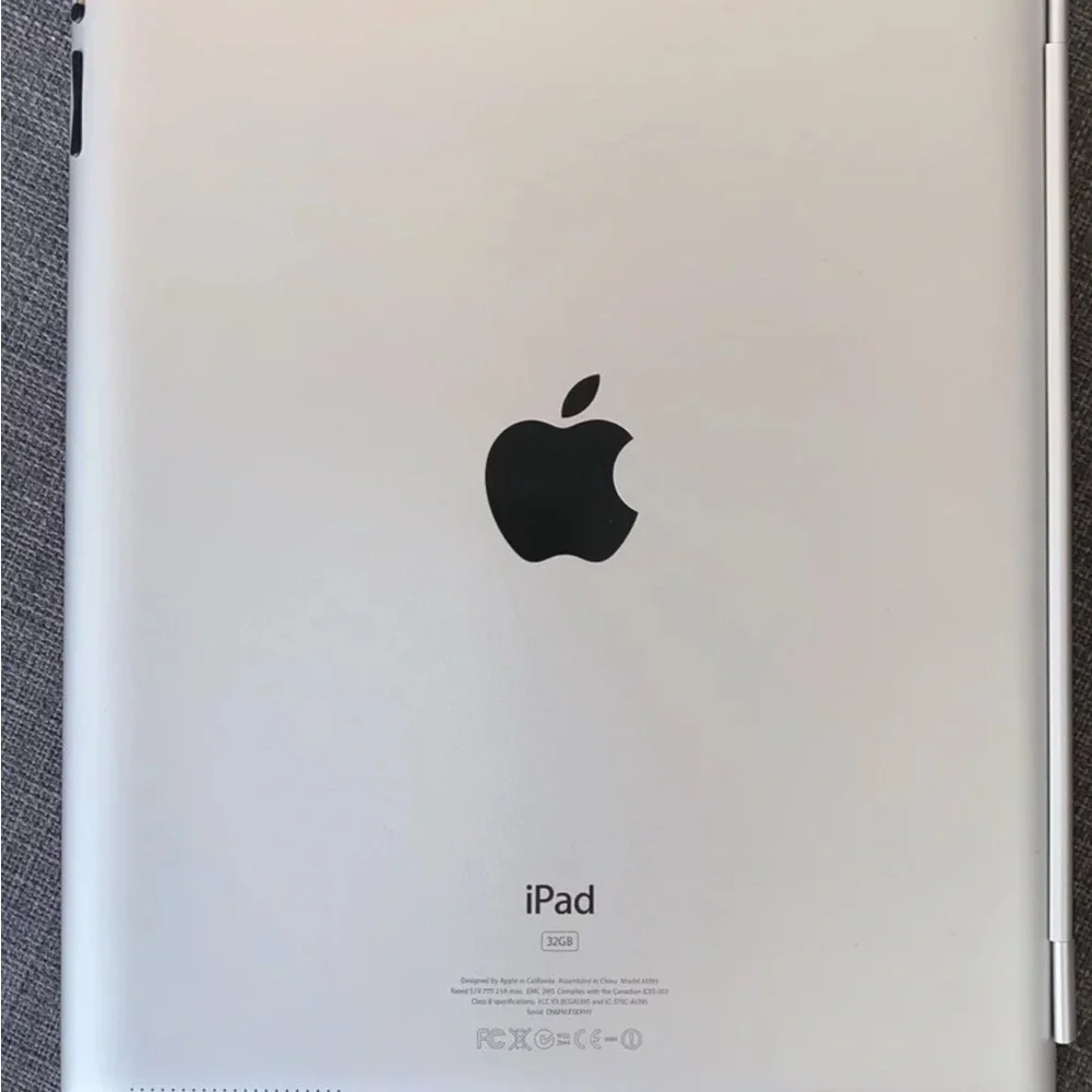 Apple iPad 2nd generation silver Tablet